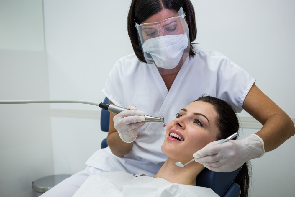 Paziente dal dentista per una valutazione di impianti a carico immediato